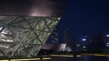 Guangzhou, Çin - 15 Ekim 2017 gece ışıklı guangzhou kütüphanesi iç yürüyüş panorama 4k çin