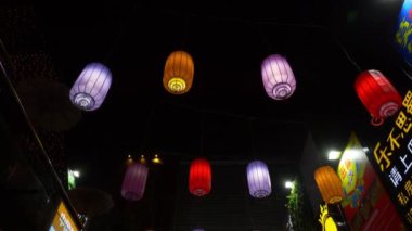 WUHAN, ÇİN - 18 Eylül 2017: gece aydınlatma Wuhan şehri ünlü yaya sokak dekorasyonu panorama