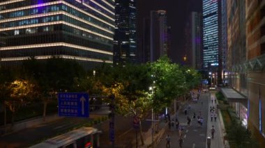 Gece saat trafik kişi ile Şanghay sokaklarında. 4 k görüntüleri Çin