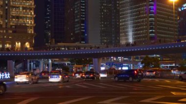 Gece saat trafik kişi ile Şanghay sokaklarında. 4 k görüntüleri Çin