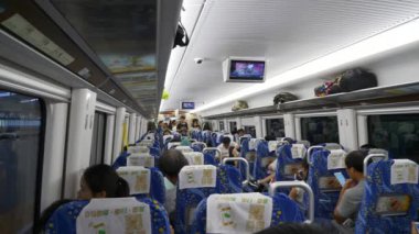 ZHUHAI, ÇİN - 29 EYLÜL 2017: Şehir tren vagonu yavaş çekim panoraması