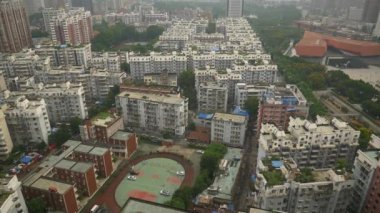 Wuhan bulutlu gün zamanında. Yangtze cityscape hava panorama 4k Çin