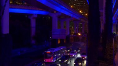 Gece saat trafik Şanghay sokaklarında. 4 k görüntüleri Çin