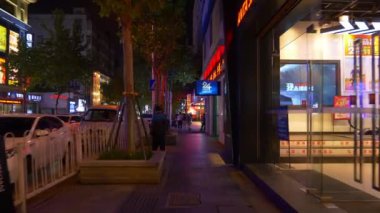 WUHAN, ÇİN - 21 Eylül 2017: gece vakti Wuhan şehri yaya yolu ağır çekim panorama