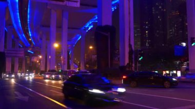 Gece saat trafik Şanghay sokaklarında. 4 k görüntüleri Çin