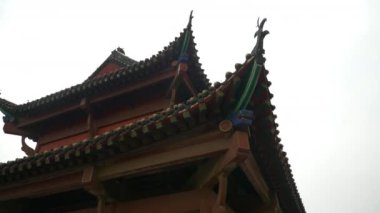 yağmurlu bir gün wuhan city ünlü eski tapınak üst panorama 4k Çin
