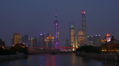 Gece saat trafik Şanghay sokaklarında. 4 k görüntüleri Çin