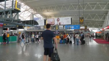 Tren istasyonunda yavaş acele Guangzhou, Çin Halk