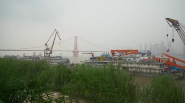 Gündüz Wuhan Yangtze nehri endüstriyel vinç gemisi Panorama 4k hızlandırılmış porselen.