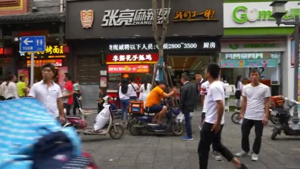 中国武漢市の人々 を歩く映像 — ストック動画