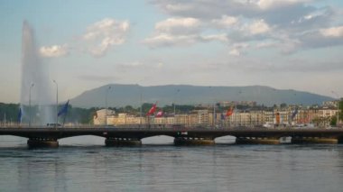İsviçre günbatımı zamanı Cenevre şehir lakeside defne su çeşme ağır çekim panorama 4k