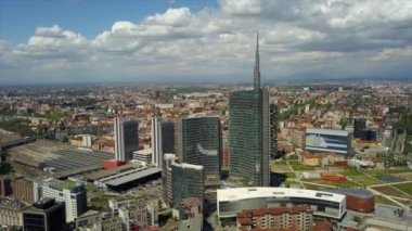 Milan, İtalya - 1 Mayıs 2018: güneşli gün milan şehir şehir merkezinde hava panorama 4k 1 Mayıs 2018 yaklaşık milan, İtalya.