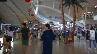 Wuhan, Çin - 25 Eylül 2017: panorama 4 k 25 Eylül 2017 yaklaşık içinde kalabalık wuhan city tren garına wuhan, Çin.