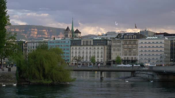 Zwitserland Avondrood Genève Stad Rivier Brug Baai Slowmotion Panorama — Stockvideo