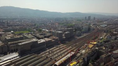 güneşli bir gün Zürih cityscape nehir merkez tren istasyonu hava panorama 4k İsviçre