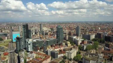 Milan, İtalya - 1 Mayıs 2018: güneşli gün milan şehir şehir merkezinde hava panorama 4k 1 Mayıs 2018 yaklaşık milan, İtalya.