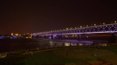 gece aydınlatma wuhan city ünlü trafik köprü nehir panorama 4k Çin