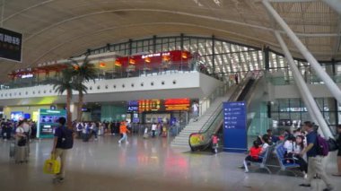 Wuhan, Çin - 25 Eylül 2017: panorama 4 k 25 Eylül 2017 yaklaşık içinde kalabalık wuhan city tren garına wuhan, Çin.