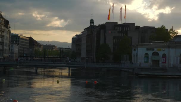 Schweiz Sonnenuntergang Himmel Genf Stadt Seeufer Bucht Fußgängerbrücke Zeitlupe Panorama — Stockvideo