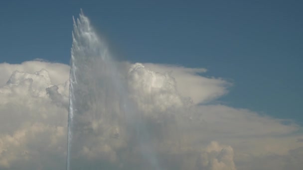 スイス連邦共和国晴れた日ジュネーブ市内有名な湖噴水スローモーション パノラマ — ストック動画