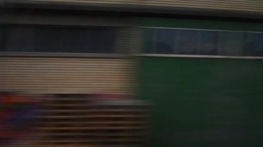 İsviçre güneşli gün Zürih şehir tren yol yolculuk yolcu pencere Panoraması 4k