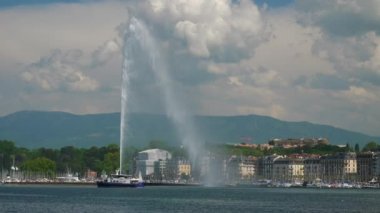 İsviçre güneşli Cenevre şehir ünlü lakeside Çeşme ağır çekim panorama 4k