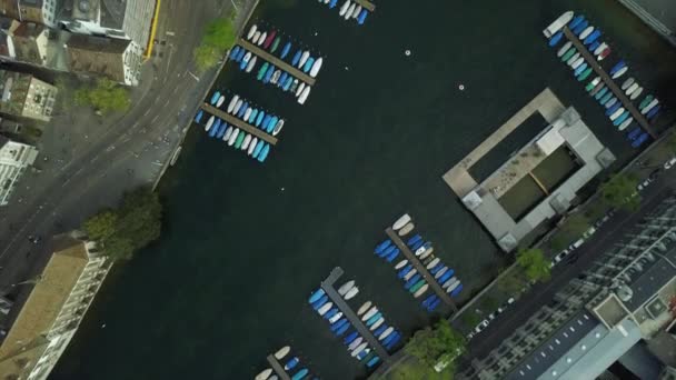 日時間チューリッヒ市内の有名な湖トラフィック通りベイ ビュー スイス ダウン空中 — ストック動画