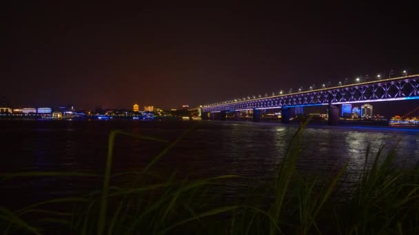 Nacht Illumination Wuhan Stadt Berühmte Verkehrsbrücke Flussufer Panorama China — Stockvideo