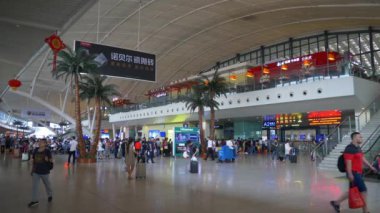 Wuhan, Çin - 25 Eylül 2017: panorama 4 k 25 Eylül 2017 yaklaşık içinde kalabalık wuhan city tren garına wuhan, Çin.