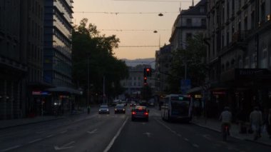 İsviçre alacakaranlık Cenevre şehir trafik sokak ağır çekim panorama 4k