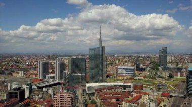 Milan, İtalya - 1 Mayıs 2018: güneşli gün milan şehir şehir merkezinde hava panorama 4k 1 Mayıs 2018 yaklaşık milan, İtalya.
