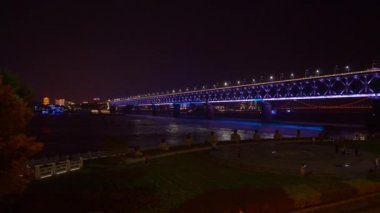 gece aydınlatma wuhan city ünlü trafik köprü nehir panorama 4k Çin