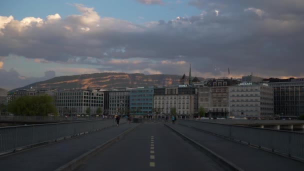 Suiza Puesta Del Sol Cielo Geneva Ciudad Río Puente Cámara — Vídeo de stock