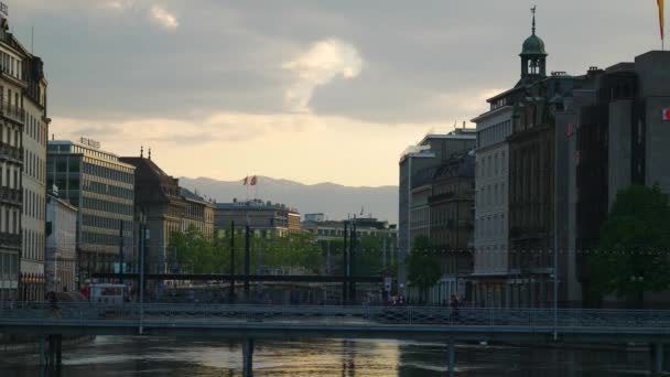 Schweiz Sonnenuntergang Genf Stadt Seeufer Bucht Fußgängerbrücke Zeitlupe Panorama — Stockvideo