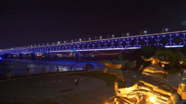 gece aydınlatma wuhan city ünlü trafik köprü nehir panorama 4k Çin