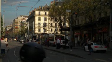 İsviçre güneşli akşam Cenevre şehir ünlü tramvay Rating sokak ağır çekim panorama 4k