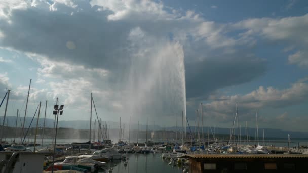 Słoneczny Dzień Szwajcaria Genewa Miasta Słynnego Lakeside Wody Fontanny Zwolnionym — Wideo stockowe