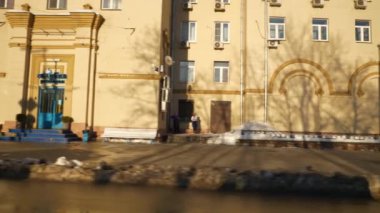 MOSCOW, RUSSIA - 20 Mart 2018: güneşli kış günü Moskova şehri nehir kenarı trafik yolu kenarı pencere manzarası