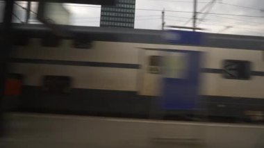 Gün içerisinde yan pencere pov panorama 4 k İtalya Tren