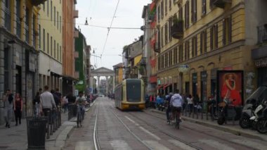 Milan, İtalya - 15 Mayıs 2018: gün zaman milan şehir trafik sokak ağır çekim panorama 4k 15 Mayıs 2018 yaklaşık milan, İtalya.