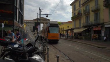 Milan, İtalya - 15 Mayıs 2018: gün zaman milan şehir trafik sokak ağır çekim panorama 4k yavaş hareket 15 Mayıs 2018 yaklaşık milan, İtalya.