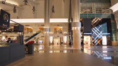 Taipei, Tayvan - 15 Ocak 2018: ağır çekim panorama 4 k 16 Ocak 2018 yaklaşık yürüme şehir merkezi ünlü alışveriş merkezi taipei, Tayvan.