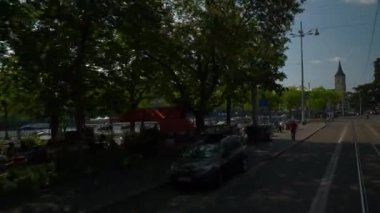 Zürih şehir güneşli gün merkezi nehir defne tramvay yolculuğu arka sokak görüntülemek panorama 4k İsviçre