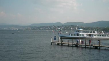 Zürih şehir göl feribot istasyonu ağır çekim panorama 4 k İsviçre gündüz