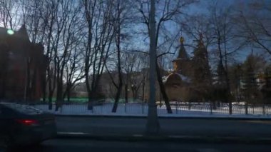 MOSCOW, RUSSIA - 20 Mart 2018: güneşli kış günü Moskova şehri nehir kenarı trafik yolu kenarı pencere manzarası