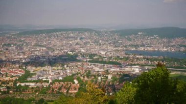 İsviçre güneşli gün uetliberg üstten görünüm noktası Zürih cityscape lakeside panorama 4k