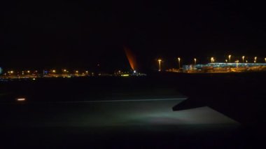 gece Zürih şehir Havaalanı Uçak kalkış an pencere pov panorama 4k İsviçre