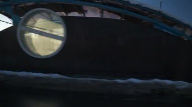 MOSCOW, RUSSIA - 20 Mart 2018: güneşli kış günü Moskova şehri nehir kenarı trafik yolu kenarı pencere manzarası