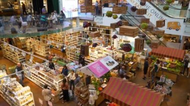 Milan, İtalya - 23 Mayıs 2018: panorama 4 k Mayıs 23, 2018 milan, İtalya yaklaşık yürüme şehir ünlü alışveriş merkezi.