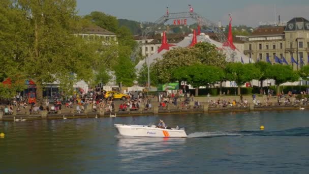 晴れた日のチューリッヒ湖畔湾混雑湾プロムナード スローモーション パノラマ スイス — ストック動画